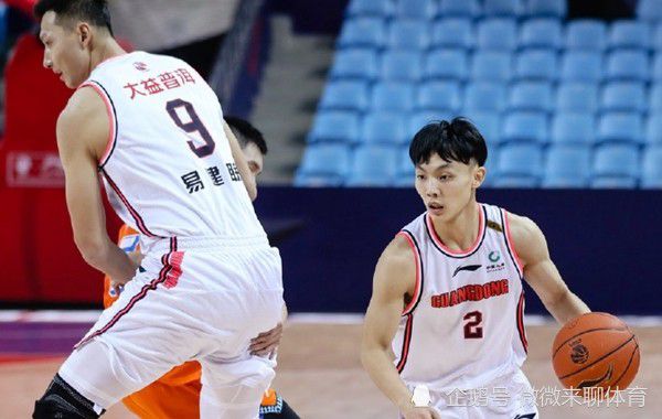 意甲前瞻：尤文图斯 VS 那不勒斯时间：2023-12-09 03:45尤文图斯目前积33分暂列积分榜第2，距离榜首的国米仅有2分差距，此役球队的抢分战意毋庸置疑，尤文图斯在最近的一轮联赛客场2-1击败蒙扎，各项赛事近9场取得7胜2平的不败战绩，球队近期的整体走势非常稳健，尤其是防线稳固，过去9场比赛尤文图斯多达6场能够零封对手，且期间合计仅失3球。